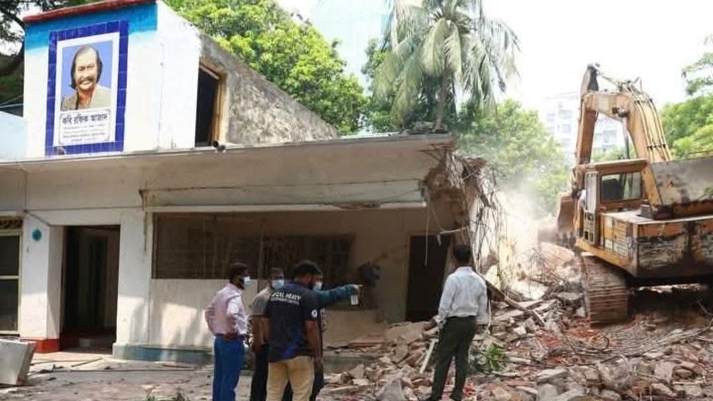 কবি রফিক আজাদের স্মৃতিবিজড়িত বাড়ি ভাঙা শুরু, সামাজিক যোগাযোগমাধ্যমে ক্ষোভ
