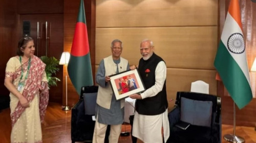 মোদিকে বিশেষ উপহার ড. ইউনূসের