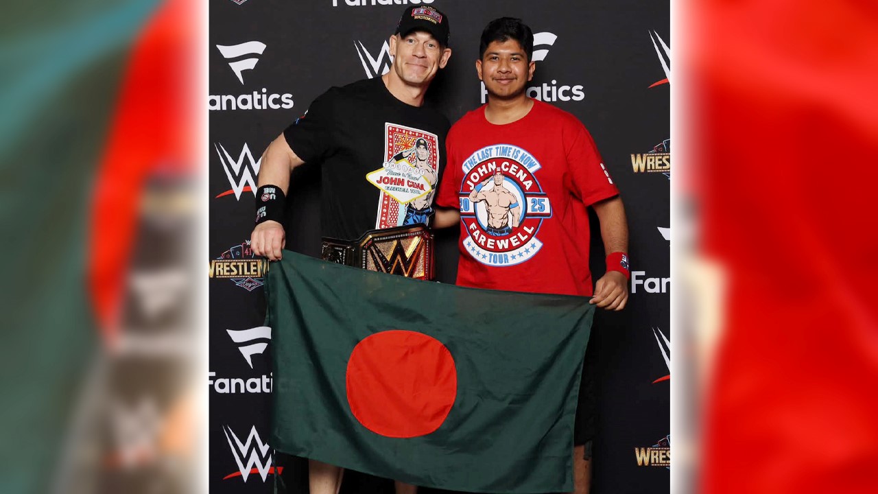 জন সিনার হাতে বাংলাদেশের পতাকা তুলে দিলেন শাবাব তাশরিফ জামান