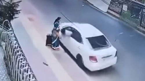 সিদ্ধেশ্বরীতে চলন্ত গাড়ি থেকে ছিনতাই