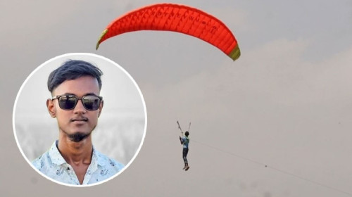 নিজের তৈরি প্যারাগ্লাইডার নিয়ে আকাশে ওড়েন মারুফ