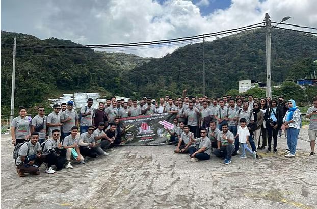 ছুটির দিনে মেঘ–পাহাড়ের দেশে মালয়েশিয়ার প্রবাসীরা