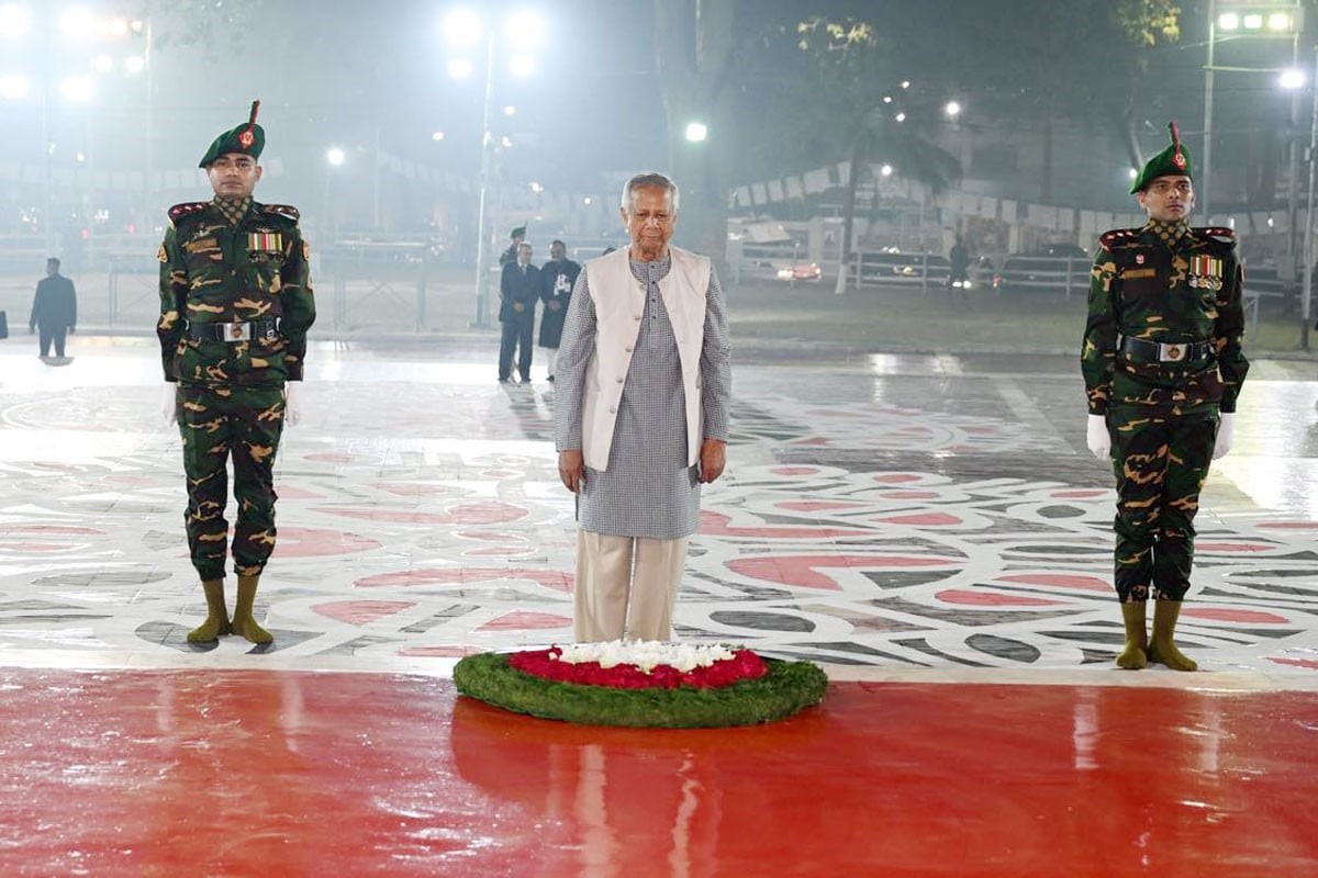 অমর একুশের প্রথম প্রহরে রাষ্ট্রপতি ও প্রধান উপদেষ্টার শ্রদ্ধা