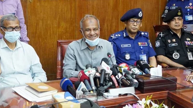 বিমানবন্দরে উপদেষ্টার ব্যাগে ম্যাগাজিন: ‘জাস্ট একটা ভুল’, বললেন স্বরাষ্ট্র উপদেষ্টা