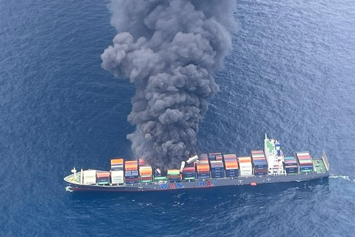 কেরালা উপকূলে সিঙ্গাপুরের পণ্যবাহী জাহাজে বিস্ফোরণ