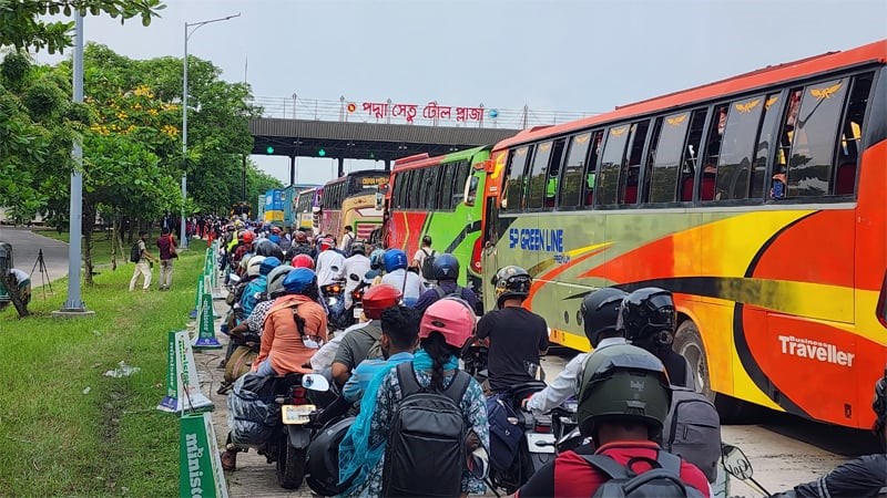 পদ্মা সেতু দিয়ে ঘরমুখো মানুষের ঢল, টোল প্লাজায় বাড়তি চাপ