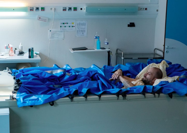 বাথটাবে ১০ দিন শুয়ে উপার্জন করুন সাড়ে ৬ লাখ টাকা