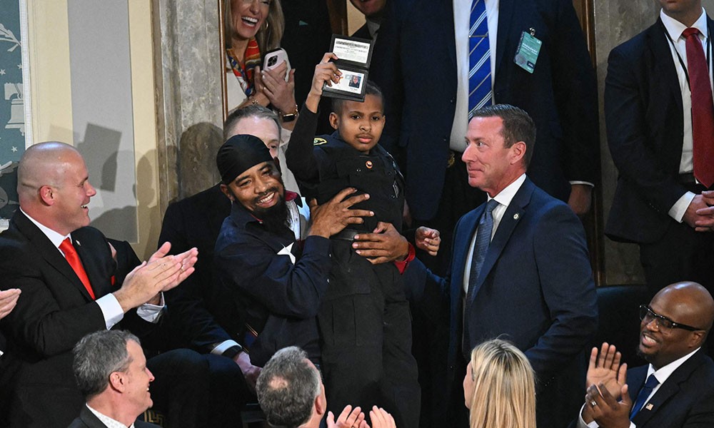 ১৩ বছরের ড্যানিয়েলকে ‘সিক্রেট সার্ভিস এজেন্ট’ করলেন ট্রাম্প