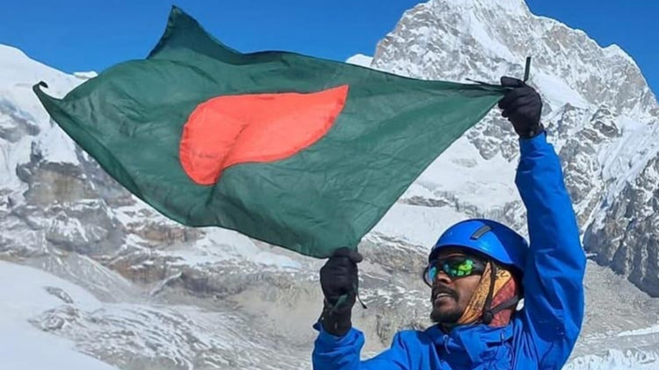 বিশ্বরেকর্ড গড়ে এভারেস্ট জয় করলেন বাংলাদেশি তরুণ ইকরামুল হক শাকিল