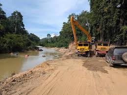 নদী থেকে অবৈধ বালু উত্তোলন: তিন বাংলাদেশিসহ ছয়জন আটক