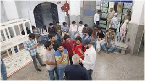 সীমান্তে উত্তেজনা: যুদ্ধকালীন নিরাপত্তা প্রশিক্ষণে কাশ্মিরের বাসিন্দা ও শিক্ষার্থীরা