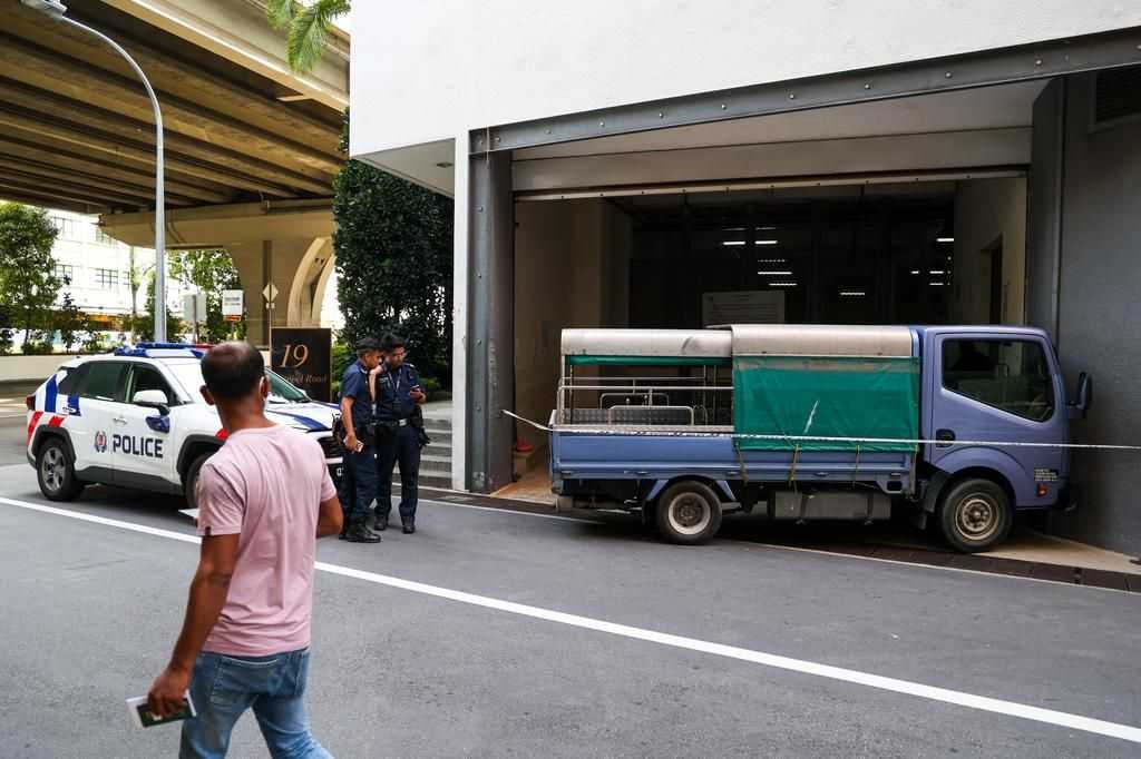 বাংলাদেশ হাইকমিশনে মাদকসেবীর বিশৃঙ্খলা সৃষ্টি ও লরি দিয়ে দেয়ালে ধাক্কার অভিযোগে ১ জন গ্রেফতার