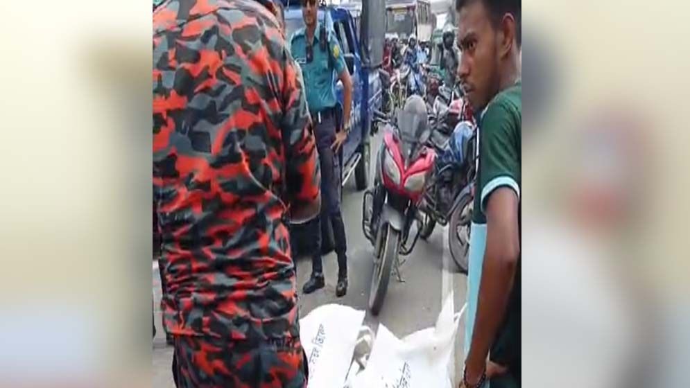 বনানীতে সিমেন্টবাহী লরির চাপায় দুই মোটরসাইকেল আরোহী নিহত