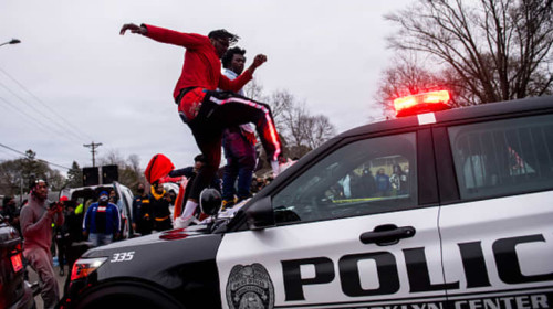 যুক্তরাষ্ট্রে অভিবাসনবিরোধী অভিযানে গুলিতে নারী নিহত, আইসিইর দাবি নিয়ে বিতর্ক